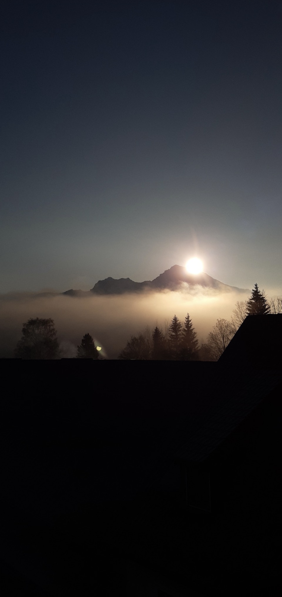 Top 35 Sonnenaufgang ueber Berg mit Nebel